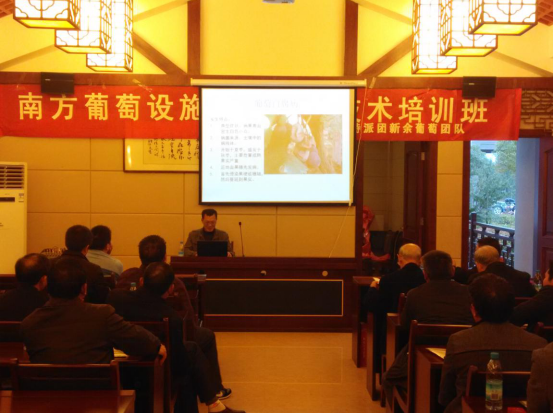 世界杯官网理学院涂海华副教授在为学员们授课